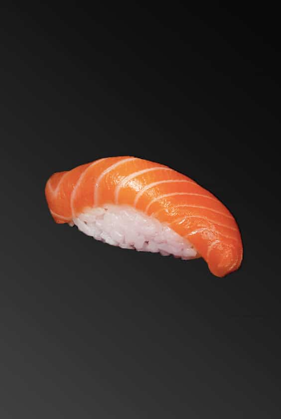 Un sushi traditionnel au saumon à venir déguster à La Ville Du Bois